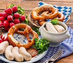 foto de salsichas alemãs, pão preto, pretzel 