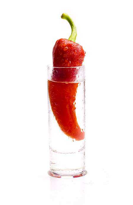 foto de uma pimenta dentro de um copo de água