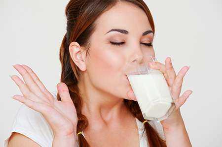 foto de mulher tomando leite