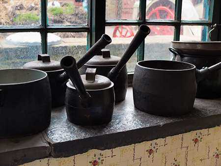 foto de várias panelas de ferro em cima do fogão