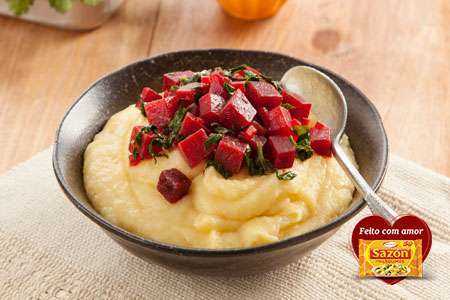 bowl com polenta e beterrabas cortadas em cima