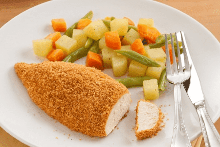 frango a milanesa com legumes refogados