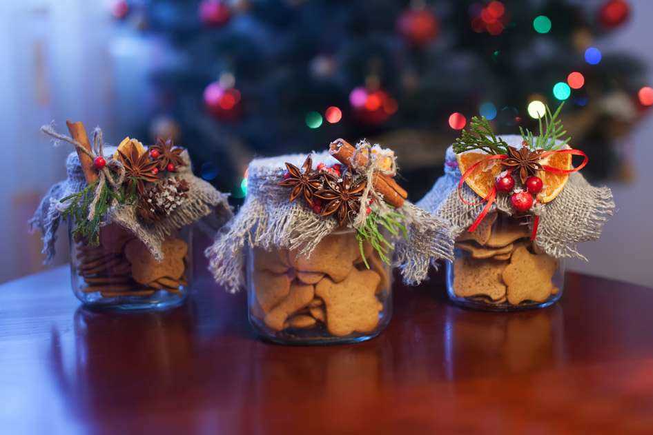Foto de biscoitinhos dentro de dois potes decorados com enfeites de natal