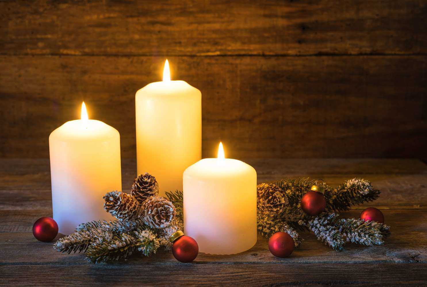 Foto de velas acesas decoradas para o natal