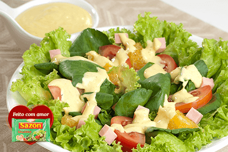 Foto de salada preparada com folhas verdes, agrião, tomates e peito de peru. 