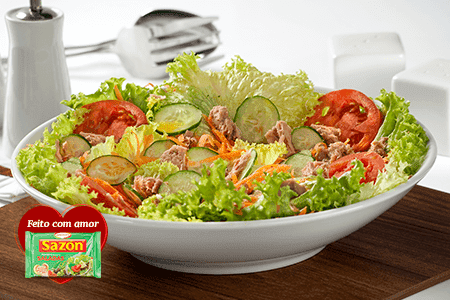Foto de salada com tomate, alface, pepino, cenoura e atum