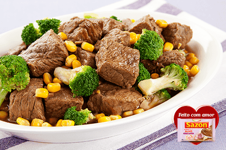 Foto de carne em cubos com milho e brócolis