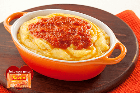 Foto de polenta mole com molho de tomate por cima